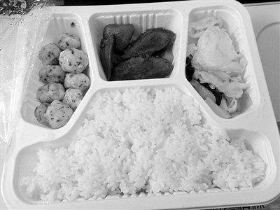 多趟動(dòng)車(chē)仍難見(jiàn)15元盒飯 廠(chǎng)商稱(chēng)因利潤(rùn)低不賺錢(qián)